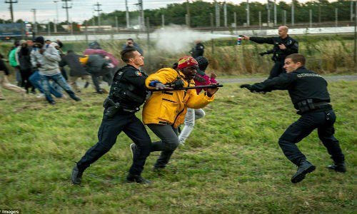 Cảnh sát Pháp tại Calais đang ngăn những người nhập cư « xâm nhập » đường hầm qua eo biển Manche để đến Anh.