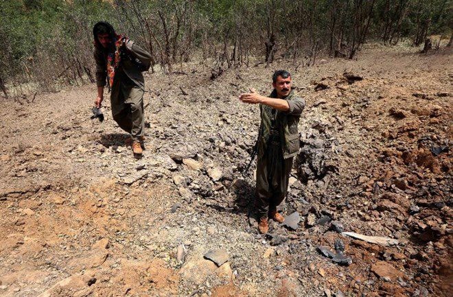    Thành viên đảng PKK đứng tại một địa điểm bị máy bay Thổ Nhĩ Kỳ oanh kích. (Ảnh: AFP)