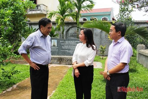 Tại đây các thành viên trong đoàn công tác được gặp gỡ, trao đổi với ông Phan Thiệu Cát - cháu nội của cụ Phan Bội Châu.