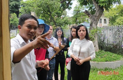 Mọi người được nghe giới thiệu về cuộc đời hoạt động của cụ Phan Bội Châu.