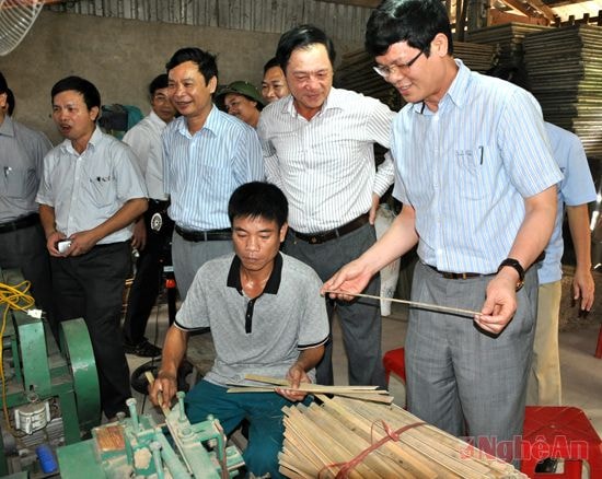 Lãnh đạo tỉnh thăm mô hình  áp dụng  thiết bị, máy móc  sản xuất hương  tại Thị trấn  Tân Lạc. Ảnh:  hữu nghĩa