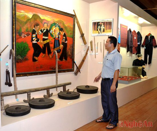 Trưng bày nhạc cụ truyền thống các dân tộc tại Bảo tàng văn hóa các dân tộc Quỳ Châu.