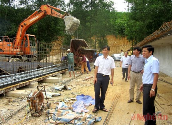 Lãnh đạo huyện Quỳ Châu kiểm tra công trình cầu cứng Châu Hội. Ảnh: Kế Kiên