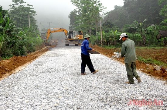 Thi công đường đoạn qua xã Hạ Sơn, Quỳ Hợp (Dự án Châu Thôn - Tân Xuân). Ảnh: T.L