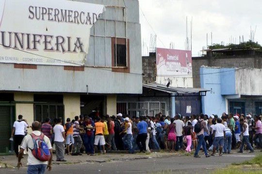 (Baonghean) - Hôm thứ Bảy, ngày 1/8, các nhà chức trách Venezuela công bố thông tin 1người thiệt mạng và hàng chục người đã bị bắt giữ sau vụ cướp siêu thị tại thành phố miền Đông Nam nước này.