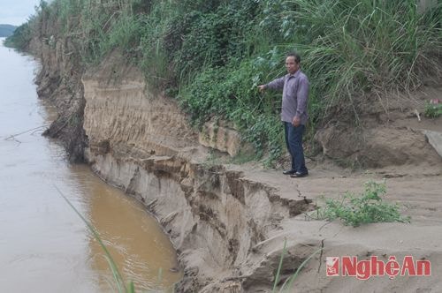 Đường lên xuống bến đò bị sạt lở xuống dòng sông