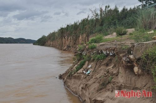 Đất đá nền bến đã bị sạt lở xuống lòng sông