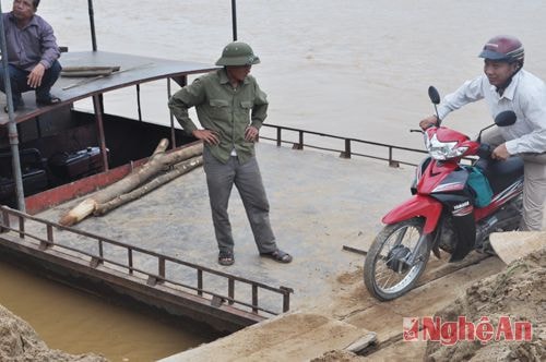 Hành khách vất vả lên xuống tại điểm cập bến mới