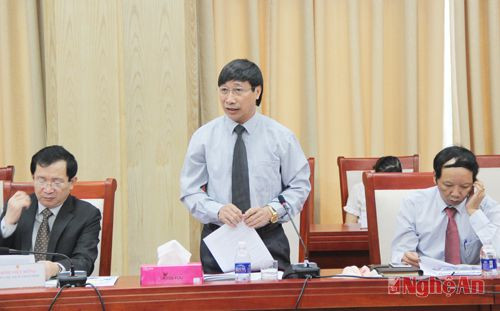 Ông Nguyễn Văn Lập, Phó Giám đốc sở Nông nghiệp và phát triển nông thôn báo cáo tiến độ thực hiện chương trình phát triển nông nghiệp tỉnh Nghệ An đến tháng 8/2015.