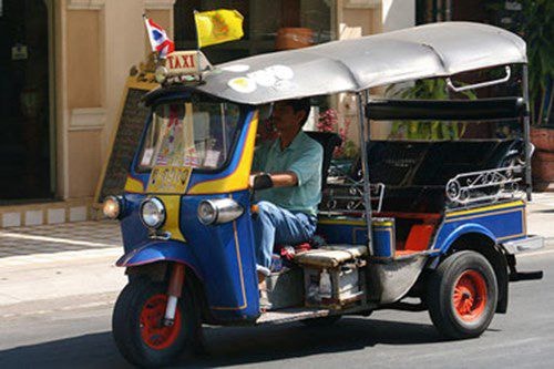 Tuk tuk được xem là biểu tượng ở Thái Lan. Giao thông ở đây khá nhộn nhịp và việc nhồi nhét khách hàng, lấn chiếm làn đường cũng thường xuyên xảy ra. Ảnh :Bootsnall