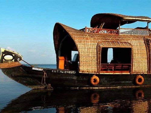 Houseboat là loại phương tiện phổ biến dọc theo sông Kerala của Ấn Độ, thuyền di chuyển khá chậm, sử dụng chủ yếu cho các chuyến đi giải trí. Houseboat được làm thủ công bởi bàn tay của các người thợ làm thuyền chuyên nghiệp. Ảnh: Indiatimes