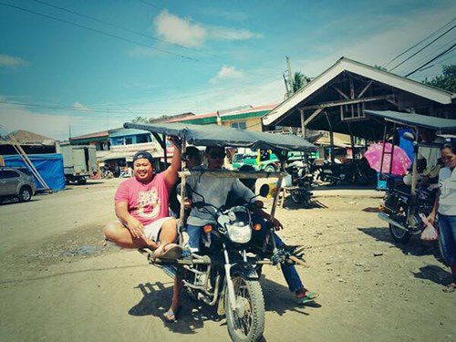 Habal Habal, Philippines. Thiết kế độc đáo khéo léo, loại xe này có thể chở khoảng 10 người trên mỗi lượt đi. Phương tiện phổ biến và thuận lợi nhất giúp du khách đến những ngôi làng hẻo lánh với con đường chật hẹp và gồ ghề ở Philippines. Đây cũng là loại xe dùng để vận chuyển hàng hóa của dân bản địa. Ảnh: globalvoicesonline