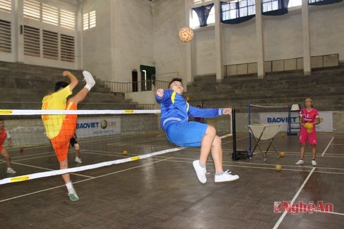 Đội tuyển cầu mây Nghệ An tập luyện.