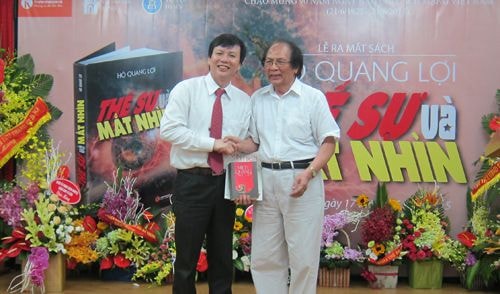 Nhà báo Hồ Quang Lợi (trái) trong lễ ra mắt cuốn sách “Thế sự và mắt nhìn”. Ảnh: Internet