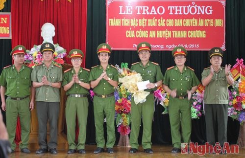 Đại diện lãnh đạo công an tỉnh trao thư khen và phần thưởng cho Ban chuyên án