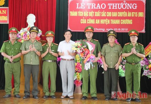 Đồng chí Lê Quang Đạt - Bí thư huyện ủy Thanh Chương  trao tiền thưởng của UBND tỉnh cho Ban chuyên án