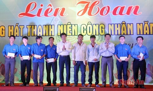 Trao tặng quà cho thanh niên công nhân có hoàn cảnh khó khăn.