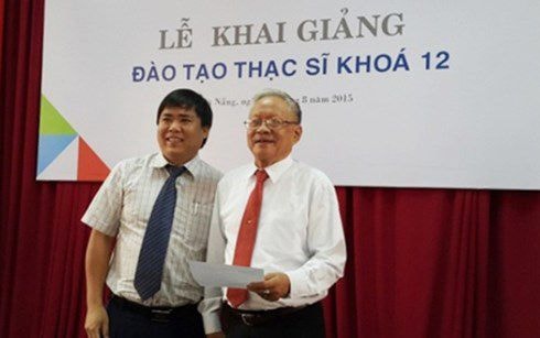 Cụ Lê Phước Thiệt (bên phải) nhận quyết định tuyển thẳng vào lớp cao học của ĐH Duy Tân
