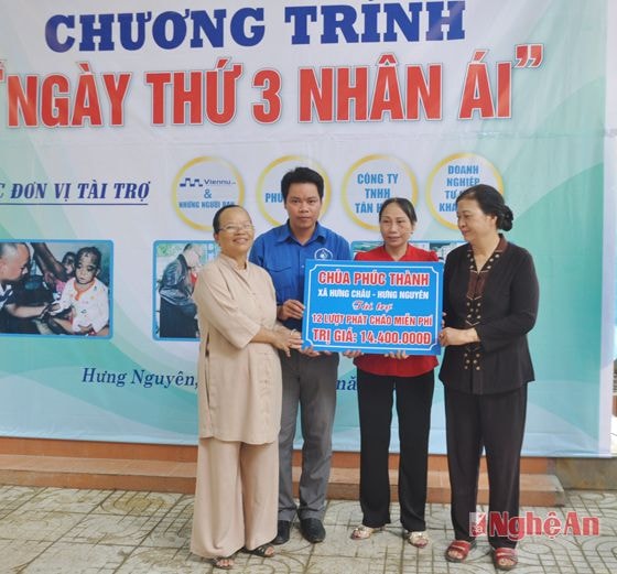 Đại diện các nhà hảo tâm lên trao biểu trưng tiền ủng hộ cho hoạt động phát cháo miễn phí cho bệnh nhân nghèo