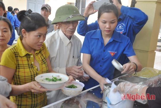 Những bát cháo nóng đầy đủ chất dinh dưỡng, ấm áp nghĩa tình được trao tận tay người bệnh.