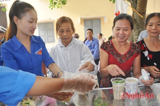 Với những bệnh nhân nghèo, suất cháo trưa được cấp phát miễn phí từ chương trình “Ngày thứ 3 nhân ái” thật ấm áp bởi tình thương và trách nhiệm của cộng đồng.