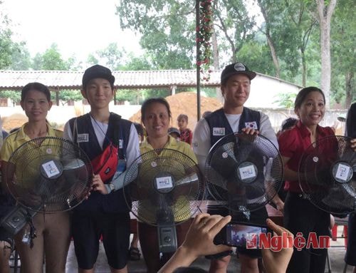  Trao quà cho trường mầm non