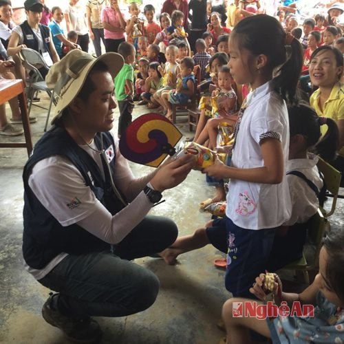  Trao quà cho các em học sinh nghèo