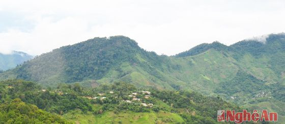 Bản Ka Giới nằm ở lưng chừng núi Pu Lon, mặt hướng về đỉnh Phù Xai Lai Leng thuộc địa phận xã Na Ngoi, huyện Kỳ Sơn.