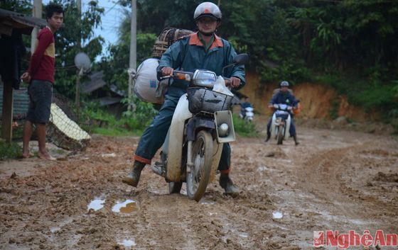 Để đến được Ka Giới, có hai đường, có thể từ hướng Lưu Kiền, huyện Tương Dương hoặc từ hướng Mường Típ, Mường Ải của huyện Kỳ Sơn.