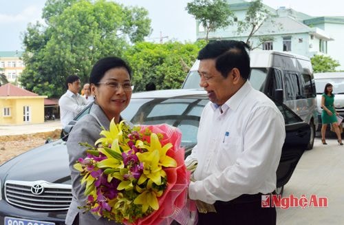 Đồng chí Nguyễn Xuân Đường tặng hoa chào mừng đồng chí Viengthong Siphandone.