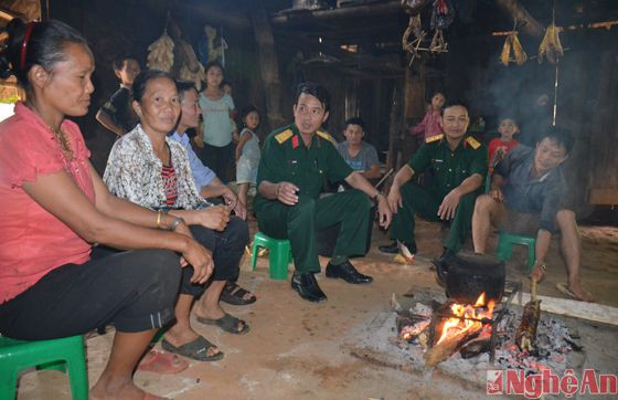 Nằm ở khu vực khí hậu mát mẻ, có tính chất ôn đới, người Mông ở đây có truyền thống đỏ bếp lửa quanh năm. Trong ảnh, cán bộ Đoàn Kinh tế - Quốc Phòng 4 trò chuyện với người dân 