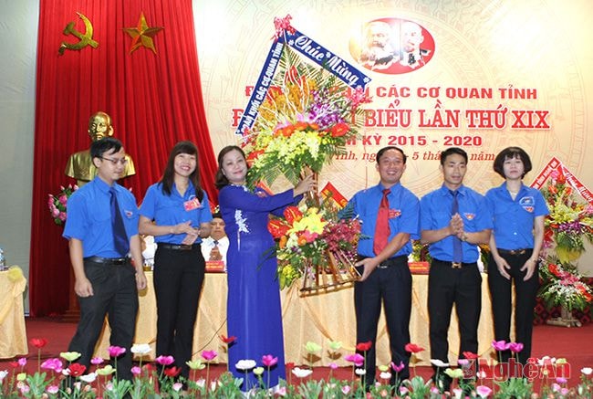 Đoàn Thanh niên Khối CCQ tỉnh tặng hoa chúc mừng đại hội.