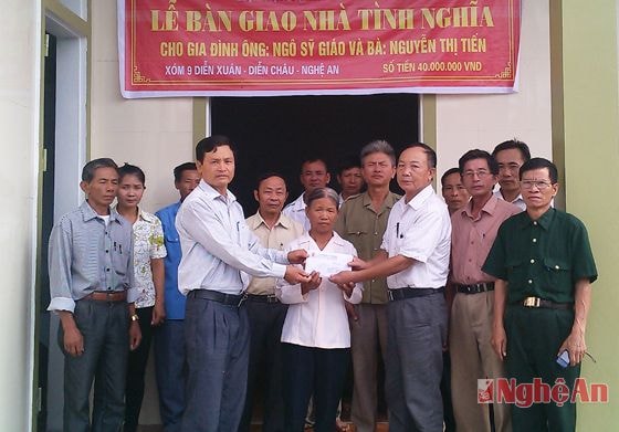 Bàn giao nhà tình nghĩa cho gia đình bà Tiến.