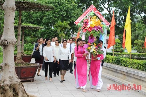 Đoàn đã đến dâng hương, dâng hoa tại nhà tưởng niệm Hồ Chí Minh tại khu di tích Kim Liên (Nam Đàn)