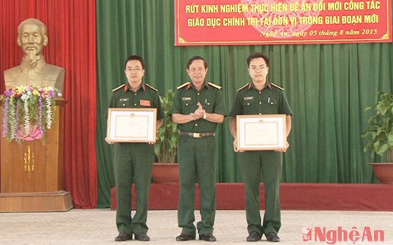 Đại tá Lương Hồng Phong - Chính ủy Bộ CHQS tỉnh Nghệ An trao giải Nhất cho hai đồng chí có thành tích xuất sắc hội thi giảng dạy chính trị và báo cáo viên giỏi năm 2015