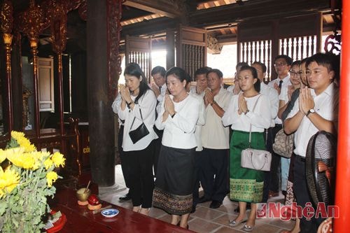 Rời Kim Liên - Nam Đàn, đoàn đã đến dâng hương tại đền thờ vua Quang Trung (núi Dũng Quyết, TP. Vinh)