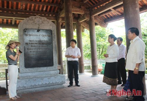 Đoàn nghe giới thiệu về cuộc đời, thân thế và sự nghiệp của vị anh hùng áo vải dân tộc Việt Nam 