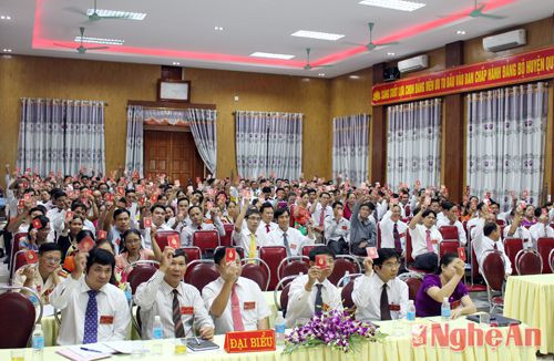 Đại hội biểu quyết thông qua Nghị quyết Đại hội Đảng bộ huyện Quỳ Châu nhiệm kỳ 2015 -2020
