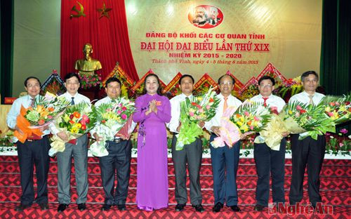 Đồng chí Nguyễn Thị Thu Hường- Bí thư Đảng ủy Khối CCQ tỉnh tặng hoa cho các đồng chí thôi 