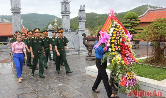Đoàn dâng hương, dâng hoa tại Khu di tích lịch sử Truông Bồn