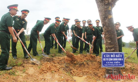 Bộ tư lệnh Quân khu 4 trồng cây tại khu di tích.
