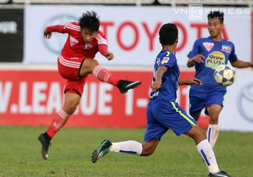 Mạc Hồng Quân lập cú đúp, giúp Quảng Ninh nhấn chìm Hoàng Anh Gia Lai. 