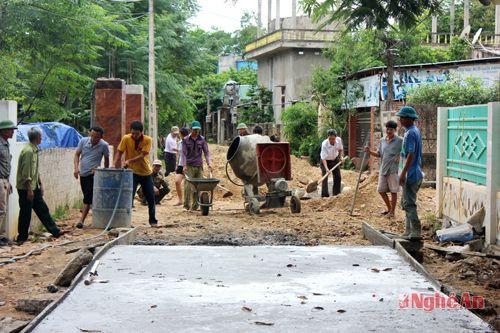 Nhân dân xã Nghĩa Xuân làm đường giao thông nông thôn mới.