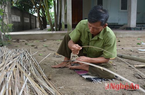 Gần 50 năm gắn bó với nghề đan thuyền thúng, cái dáng ngồi chẻ nan của ông NguyễnVăn Hoa - ở xóm Phong Thành vẫn không thay đổi. Theo ông Hoa: Việc vót nan ngoài tay nghề, người thợ cần phải có kinh nghiệm; như nan vót phải đều, thẳng, mềm ở ngoài và cứng dần vào bên trong để dễ đan, nan sau khi vót xong phải phơi một ngày nắng cho khô để tránh “co giãn” sau này.