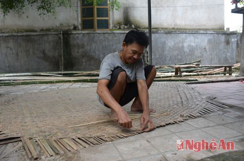 Ở xóm Phong Thành, làm thuyền thúng cũng là nghề truyền thống của gia đình anh Phạm Văn Hoa. 15 tuổi, anh Hoa đã thành thạo việc trẻ nan, đan liếp và lấy tâm thúng…