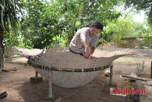 Trước đây, người làm nghề phải đào khuôn đất để bỏ mê vào, dùng chân dẫm đều khắp khuôn thành hình cái thúng. Nay người thợ chỉ cần làm 4 cọc, sau đó đặt mê lên để tạo hình.