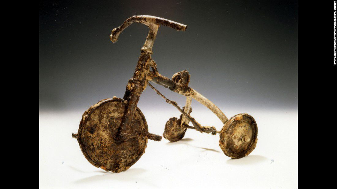 Chiếc xe đạp 3 bánh của cậu bé Shin, hiện được trưng bày tại Bảo tàng Tưởng niệm Hòa bình Hiroshima.