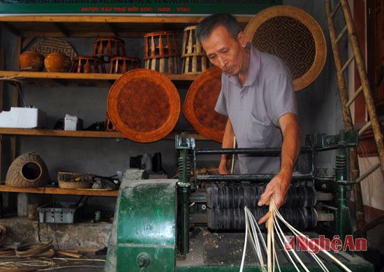 dự án trồng mây nhằm mục đích khôi phục và phát triển nghề mây tre đan trên địa bàn huyện. Trong ảnh, ông Trần Duy Thành, chủ một cơ sở sản xuất sản phẩm mây tre đan tại bản Quang phúc, xã Tam Đình.