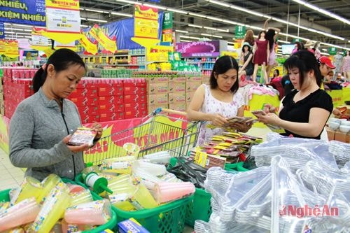 Quầy hàng gia dụng tại siêu thị Metro (TP.Vinh).Ảnh: Ngọc Anh