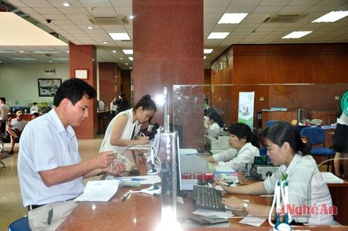 Giao dịch tại Vietcombank chi nhánh Vinh.